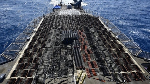 سفينة حربية أمريكية تضبط شحنة أسلحة روسية وصينية ضخمة في بحر العرب