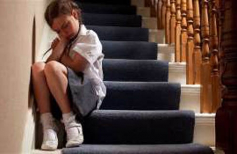 تدخل الاهل الزائد عن حده في حياة الطفل يسبب له الكآبة