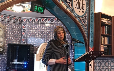 رئيسة وزراء بريطانيا تستمع للقرآن الكريم في أكبر مسجد بأوروبا 