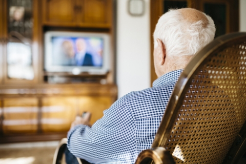 تسبب اجهادا ذهنيا لدى كبار السنّ... الجلوس أمام التلفزيون يضعف الذاكرة