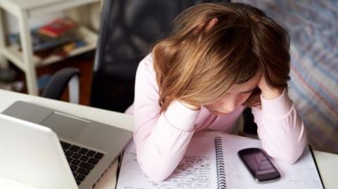 هل الفتيات أكثر عرضة للإصابة بالاكتئاب نتيجة اضطرابات قلة التركيز؟