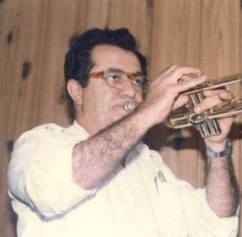 الفنان انور صالح علي بابان اول عازف عراقي كوردي يعزف الة الترامبيت