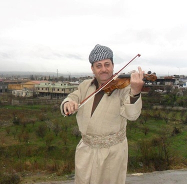 جمال ئاميدي رئيس فرقة دهوك الفنية:  تعلمت ذاتيا ثم شاركت في دورات العزف على الة الكمان وتعليم النوتة الموسيقية