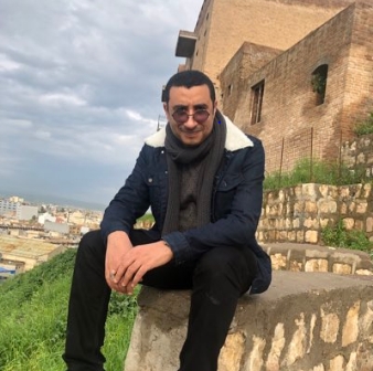 المترجم والكاتب المغربي محمد آيت حنا : أفضل الترجمة لأن الآخرين يكتبون أفضل مني