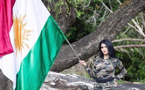 العارضة سارا آرام تجوب العالم  و هي تحمل علم كوردستان