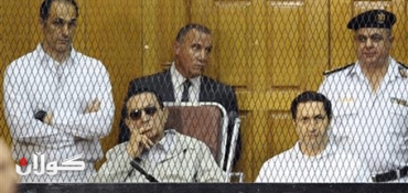 Egypt's Mubarak waves, grins as his trial resumes