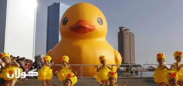 Thousands Welcome Giant Rubber Duck to Taiwan