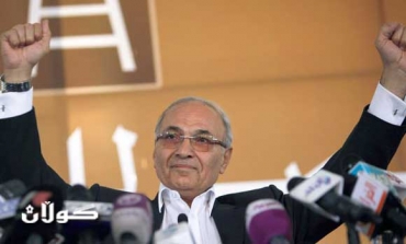 Egypt court dissolves parliament, keeps Mubarak ally on ballot