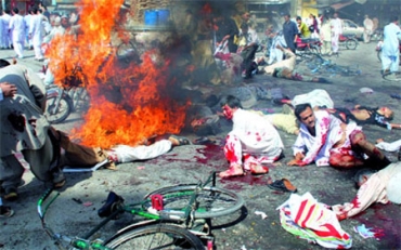 Teenage suicide bomber kills 20 in Pakistan