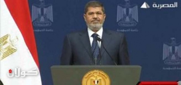 Egypt's President Morsi warns unrest risks paralysis